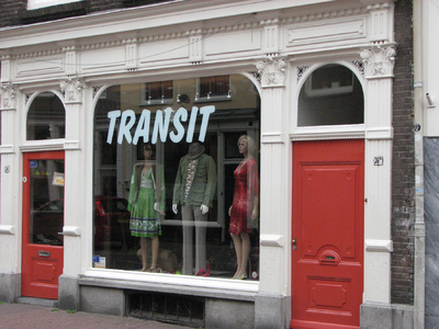 820746 Gezicht op de winkelpui van het pand Twijnstraat 36 - 36bis (Kledingwinkel Transit ) te Utrecht.N.B. Rond 1950 ...